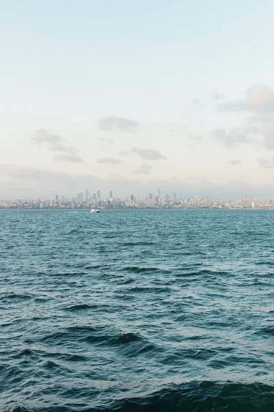 Mar azul y ondulado en bosforo con paisaje urbano de Estambul - foto de stock