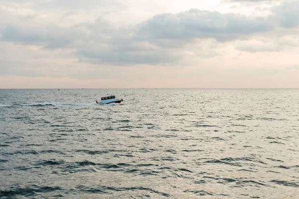 Современный белый корабль, плывущий в воском море на Опоре во время заката — стоковое фото