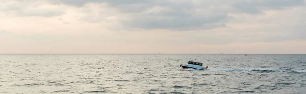 Moderno barco blanco navegando en el mar ondulado en bosporus durante la puesta del sol, bandera - foto de stock