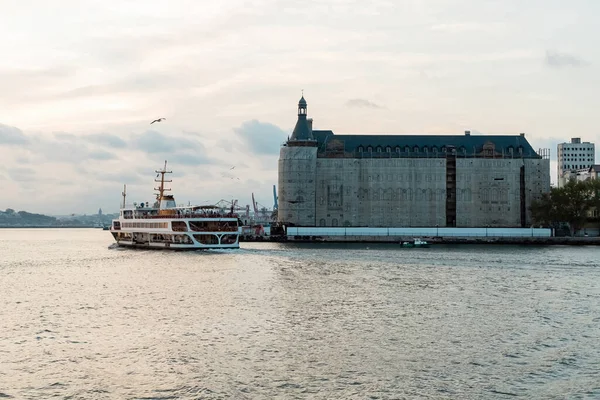 Huge ferry ship sailing in sea on bosporus to pier in istanbul — Stock Photo