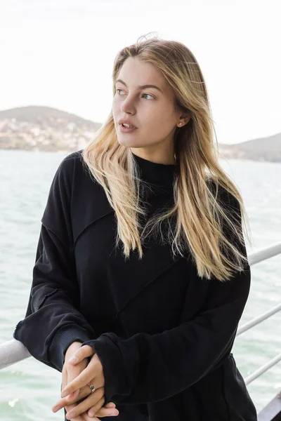 Молода жінка дивиться на море з човна, що перетинає босфорну протоку в Стамбулі — стокове фото