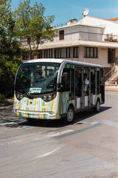 ISTANBUL, TURKEY - MAY 8, 2022: people in public bus passing building on princess islands in turkey — Stock Photo