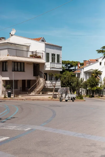 Cyclomoteur à trois roues avec toit passant maisons dans les îles princesse en dinde — Photo de stock