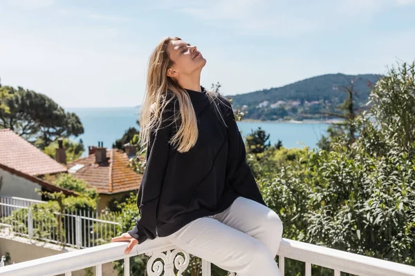 Задоволена і блондинка позує біля будинків і моря на островах принцеси в Туреччині — стокове фото