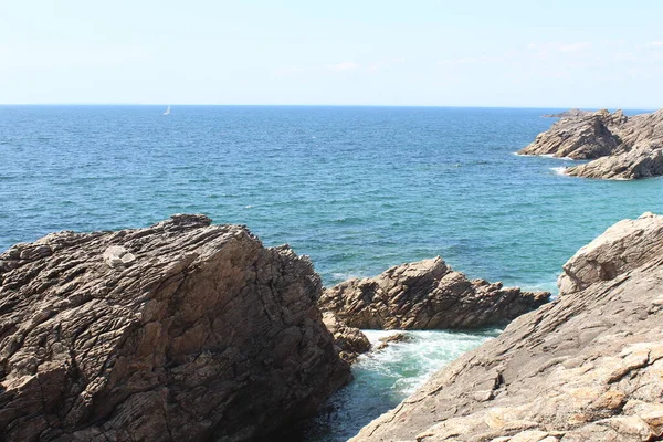 海浪和大海中的岩石 — 图库照片