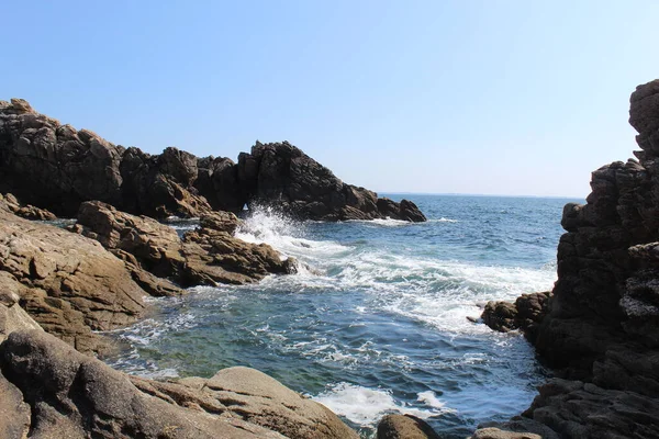 海浪伤透了海里的石头 — 图库照片