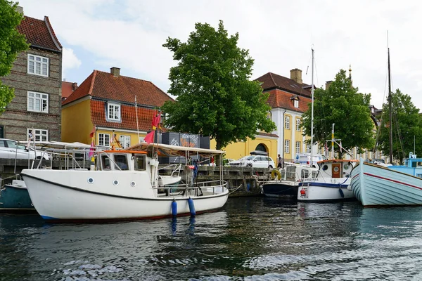 COPENHAGEN, CHRISTIANSHAVN - CIRCA Temmuz 2022: Rıhtım kanalın üzerindeki teknenin perspektifinden görüldüğü gibi.