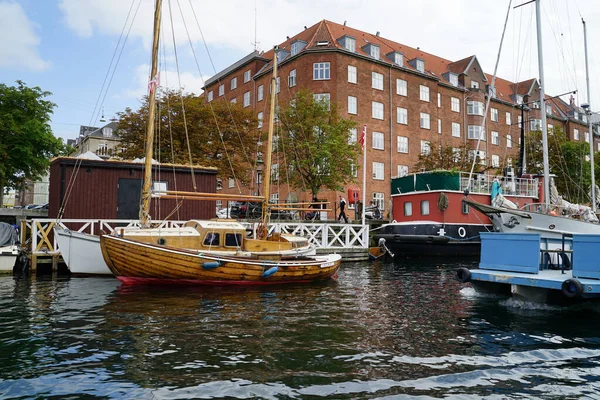 COPENHAGEN, CHRISTIANSHAVN - CIRCA Temmuz 2022: Rıhtım kanalın üzerindeki teknenin perspektifinden görüldüğü gibi.