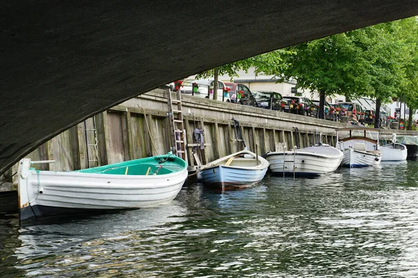 COPENHAGEN, CHRISTIANSHAVN - CIRCA Temmuz 2022: Rıhtım kanalın üzerindeki teknenin perspektifinden görüldüğü gibi.