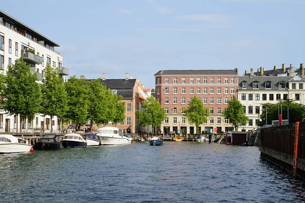 COPENHAGEN, CHRISTIANSHAVN - CIRCA Temmuz 2022: Rıhtım kanalın üzerindeki teknenin perspektifinden görüldüğü gibi.