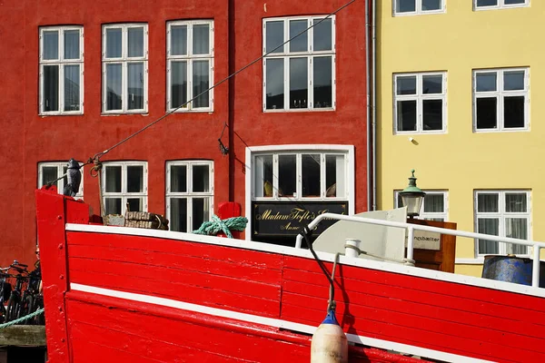 COPENHAGEN, NYHAVN - CIRCA HAVN Temmuz 2022: Kopenhag 'ın merkezindeki kanal ve cadde, Kongens Nytorv ve marina arasında yer almaktadır. Tarihi konutların ve Danimarka teknelerinin görünüşte renkli yüzleri.