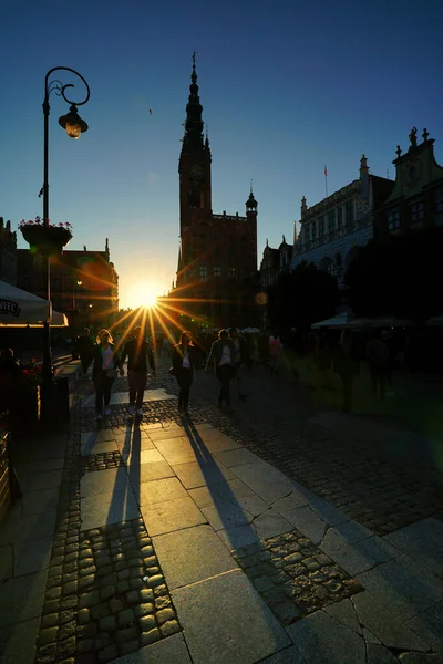    GDANSK, POLAND - CIRCA JUNE 2021: Dlugi Targ Caddesi, tarihi Main Town, Gdansk 'ta büyük bir turistik ilgi merkezi. Görünür turist siluetleri ve belediye binası.                            