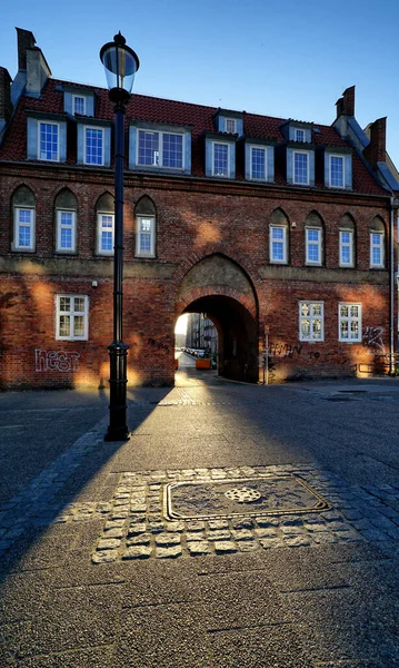  GDANSK, POLAND - CIRCA HAZİRAN 2021: Ana kasabada kapısı olan tarihi bir apartman dairesi.                              