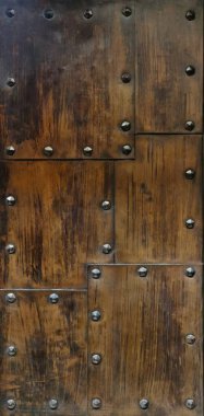 Sürüklenmiş metal plakalar fırçalanmış.