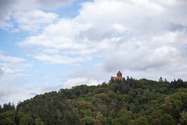 Weinheim 'daki Wachenburg Bulutlu bir günde