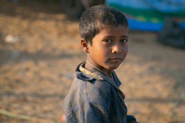 Pushkar, Rajasthan, Hindistan - Gün batımında zavallı bir çocuğun portresi.