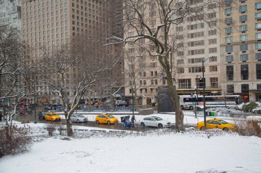 Central Park, Manhattan 'da çok kar yağıyor.