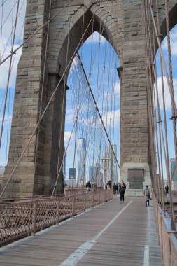 Muhteşem Brooklyn Köprüsü 'nde geziniyorum.