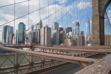 Muhteşem Brooklyn Köprüsü 'nde geziniyorum.