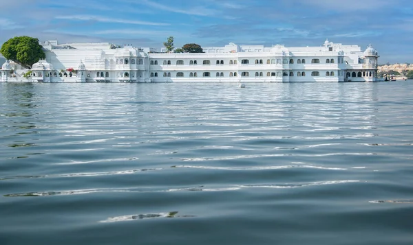 Udaipur, Rajasthan, Hindistan 'daki Pichola Gölü' ndeki Taj Gölü Sarayı.