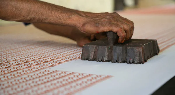 Jaipur, Rajasthan, Hindistan - Hindistan Jaipur 'da elle kumaş damgalama işlemi.