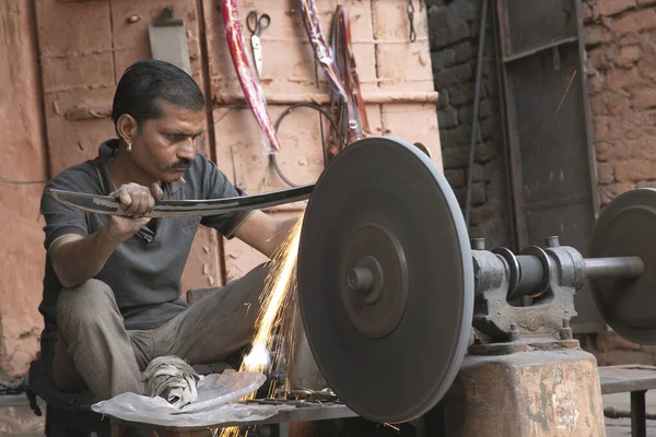 Jaipur, Rajasthan, Hindistan - Hintli adam kılıç dövüyor.