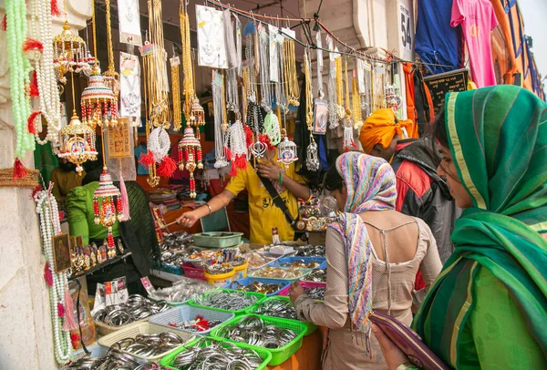 뉴델리에 시크교 상점에서 쇼핑하는 — 스톡 사진