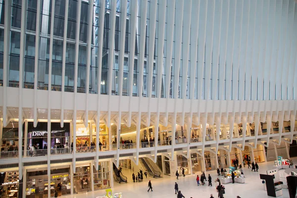 Oculus Manhattan 'da yürüyen insanlar.