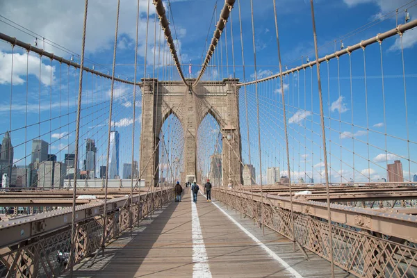 Прогулка Сказочному Бруклинскому Мосту — стоковое фото