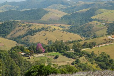 Brezilya 'nın Cunha şehrinin tepesinden panoramik manzara.