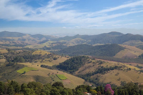 Brezilya 'nın Cunha şehrinin tepesinden panoramik manzara.