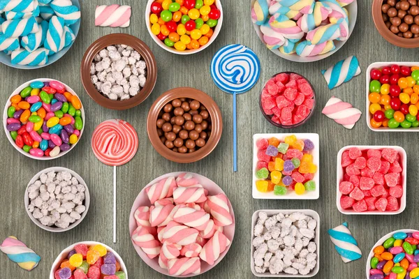 Bunte Bonbons Marshmellows Schokokugeln Glas Lutscher Und Süße Erdnüsse Holzhintergrund — Stockfoto