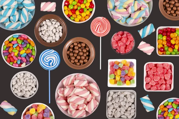 Bunte Bonbons Marshmellows Schokokugeln Gläsern Lutscher Und Süße Erdnüsse Vor — Stockfoto