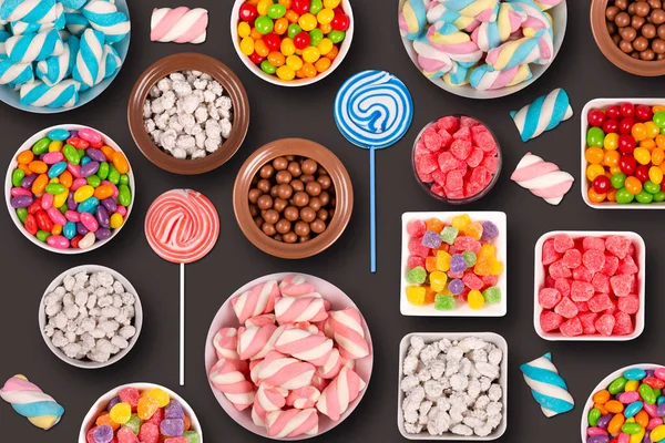Färgglada Godis Marshmellows Chokladbollar Burkar Klubbor Och Söta Jordnötter Mörk — Stockfoto