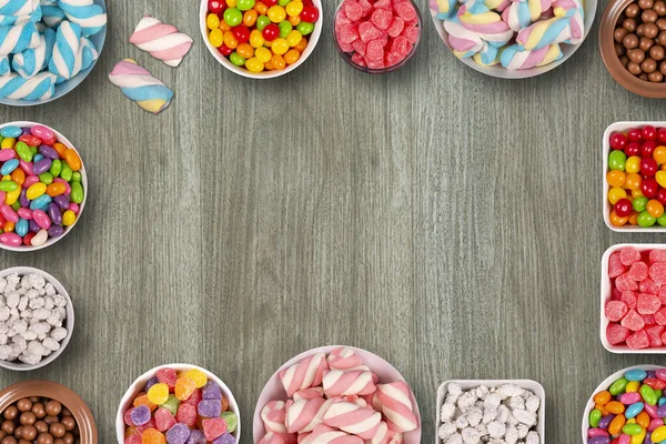 Färgglada Godis Marshmellows Chokladbollar Burkar Klubbor Och Söta Jordnötter Och — Stockfoto