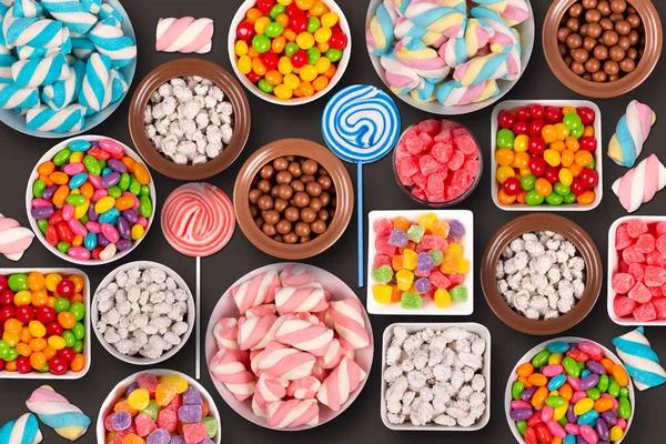 Bunte Bonbons Marshmellows Schokokugeln Glas Lutscher Und Süße Erdnüsse — Stockfoto