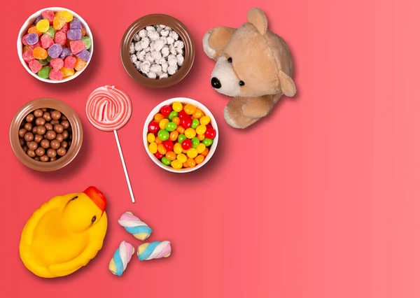 Zuckerbonbons Schokokugeln Lutscher Eibisch Teddybär Und Gummiente Auf Rotem Hintergrund — Stockfoto