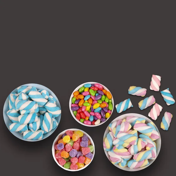 Bunte Bonbons Und Marshmellows Gläsern Vor Dunklem Hintergrund — Stockfoto
