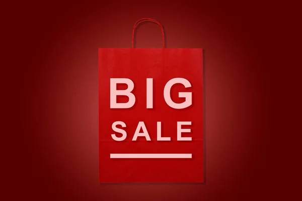 Büyük indirimli afiş. Kırmızı kağıt çanta ve kırmızı arka plan. Büyük..