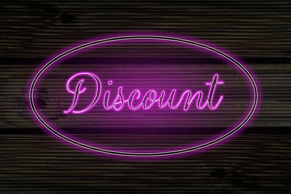 Ahşap arka planda indirimli neon tabela. Geceleri parlak reklamlar..