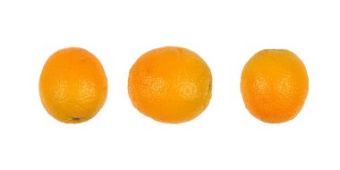 Beyaz arkaplanda izole edilmiş üç limon portakalı.