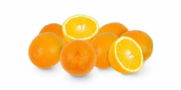 Vier Hele Sinaasappels Plakjes Geel Oranje Witte Achtergrond — Stockfoto