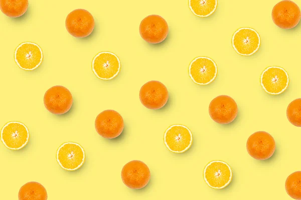 Πορτοκάλια Και Φέτες Πορτοκαλιού Που Απομονώνονται Κίτρινο Φόντο — Φωτογραφία Αρχείου