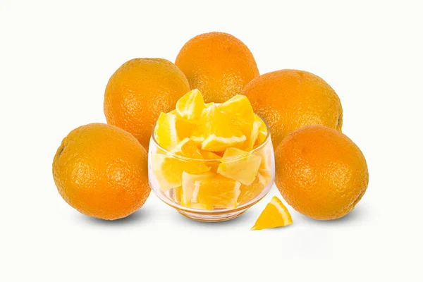 Vijf Sinaasappels Een Kom Gehakte Gele Sinaasappels Een Witte Achtergrond — Stockfoto
