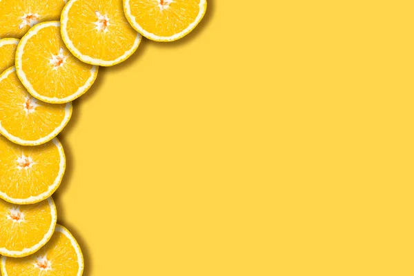 Slices Sinaasappels Geïsoleerd Gele Achtergrond Met Kopieerruimte — Stockfoto