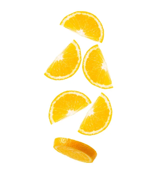 Zes Segmenten Van Sinaasappelen Geïsoleerd Witte Achtergrond — Stockfoto