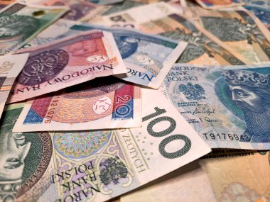 Polonya 'nın banknotlarından. Yakın plan. Seçici odaklanma. Polonya zlotisi. Kaotik bir şekilde birkaç banknot. Ticaret, perakende, ekonomi, kriz kavramı. Arkaplan