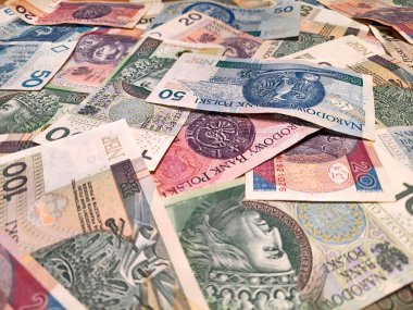 Polonya 'nın ulusal para birimi. Zloty. Seçici odaklanma. Üst açı. Dağınık banknotlar. Banka, finans, ekonomi konsepti. Geçmişi. Avrupa parası