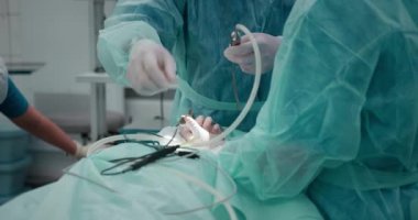 Doktor bademcikleri almak için pediatrik cerrahi bir operasyon yapıyor. Bademcik ameliyatı..