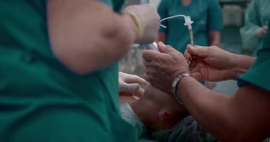 Doktor bademcikleri almak için pediatrik cerrahi bir operasyon yapıyor. Bademcik ameliyatı..